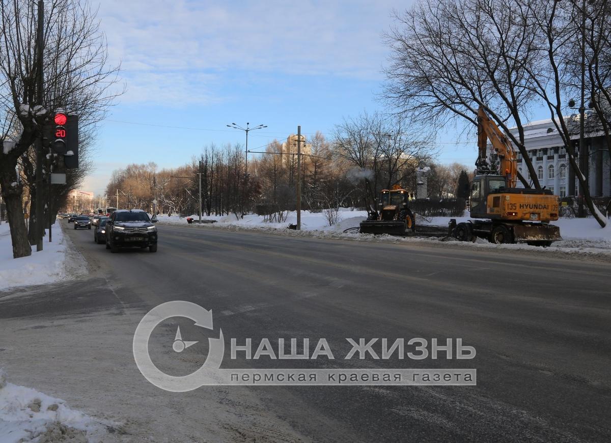 На Уральской начался демонтаж трамвайных путей. Вместо трамваев пустили 36-й автобус
