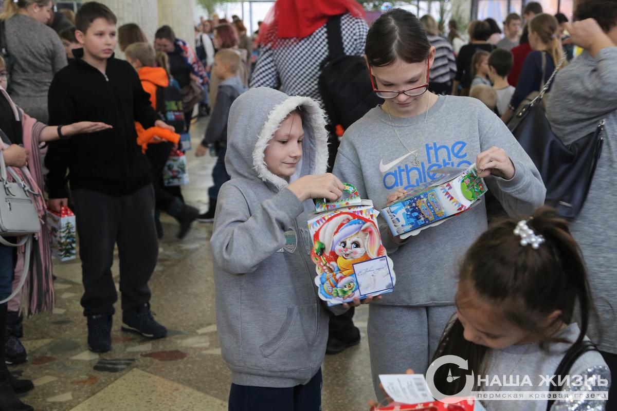 Пермский цирк организовал новогоднее представление для детей участников СВО 