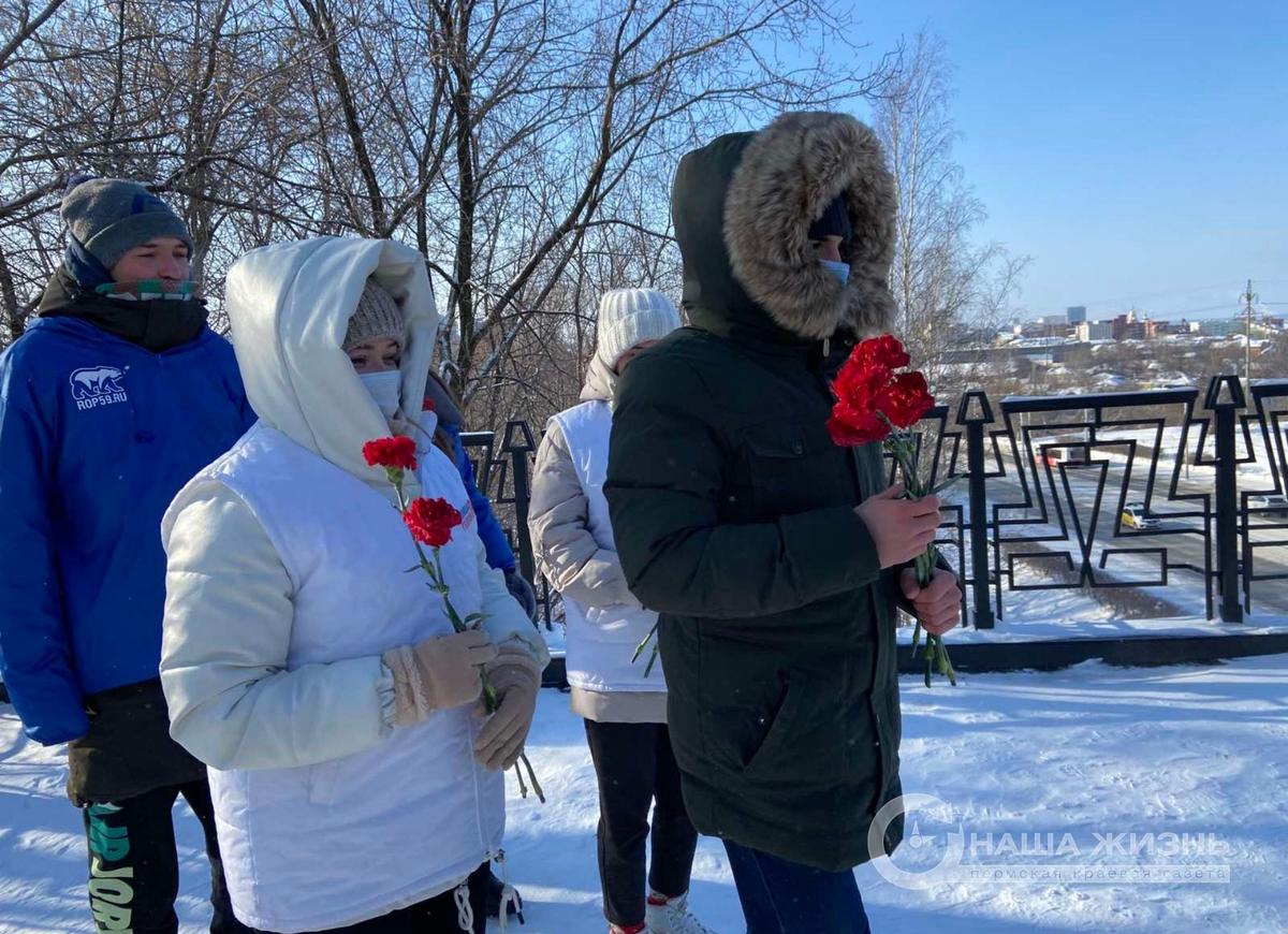 ​Члены местного отделения партии «Единая Россия» Мотовилихинского района вместе с добровольцами Регионального волонтёрского центра возложили цветы к памятнику «Пушка»