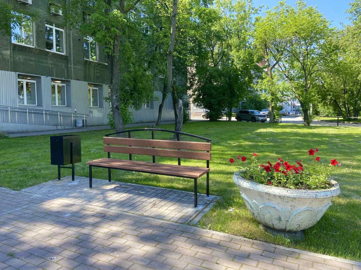 В сквере «Сад на Северной дамбе» установили скамейки