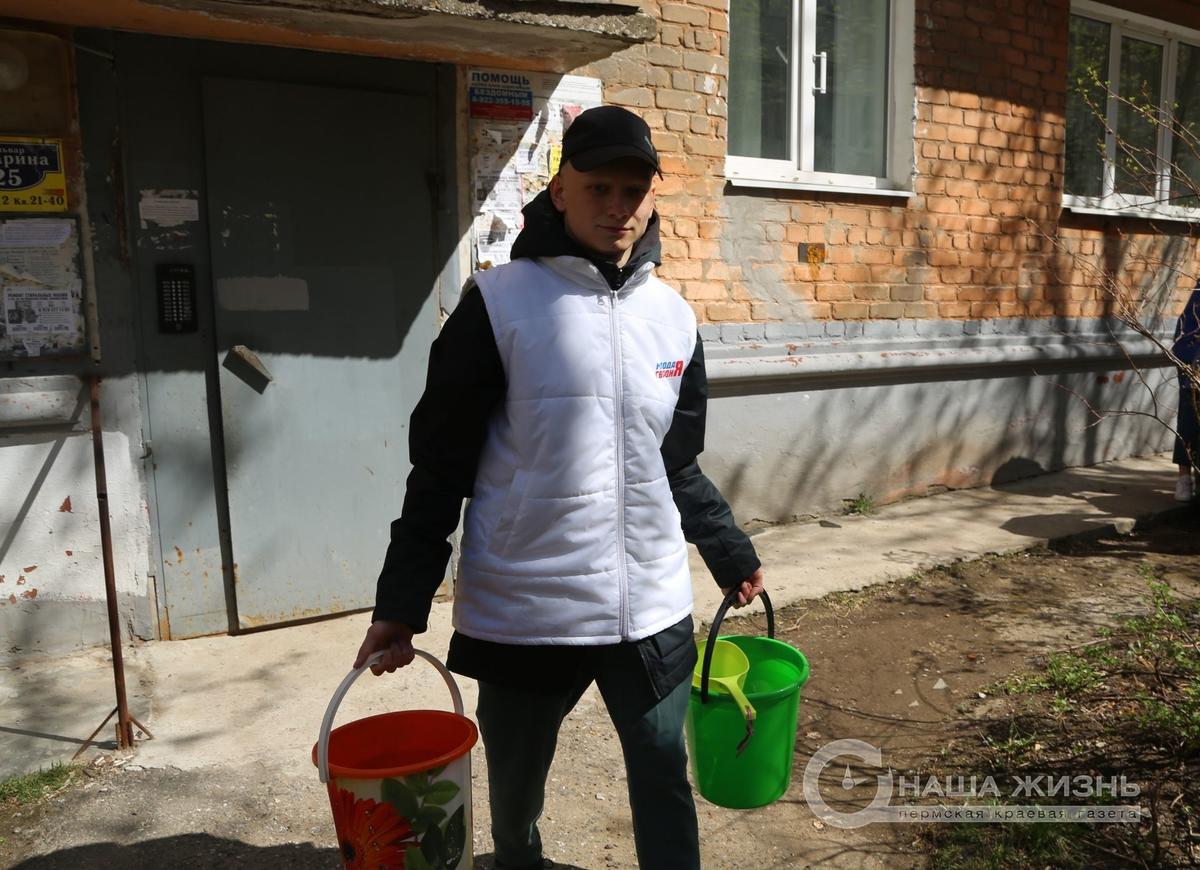 В Преддверии Дня победы волонтеры Мотовилихи украсили придомовую территорию ветерана 