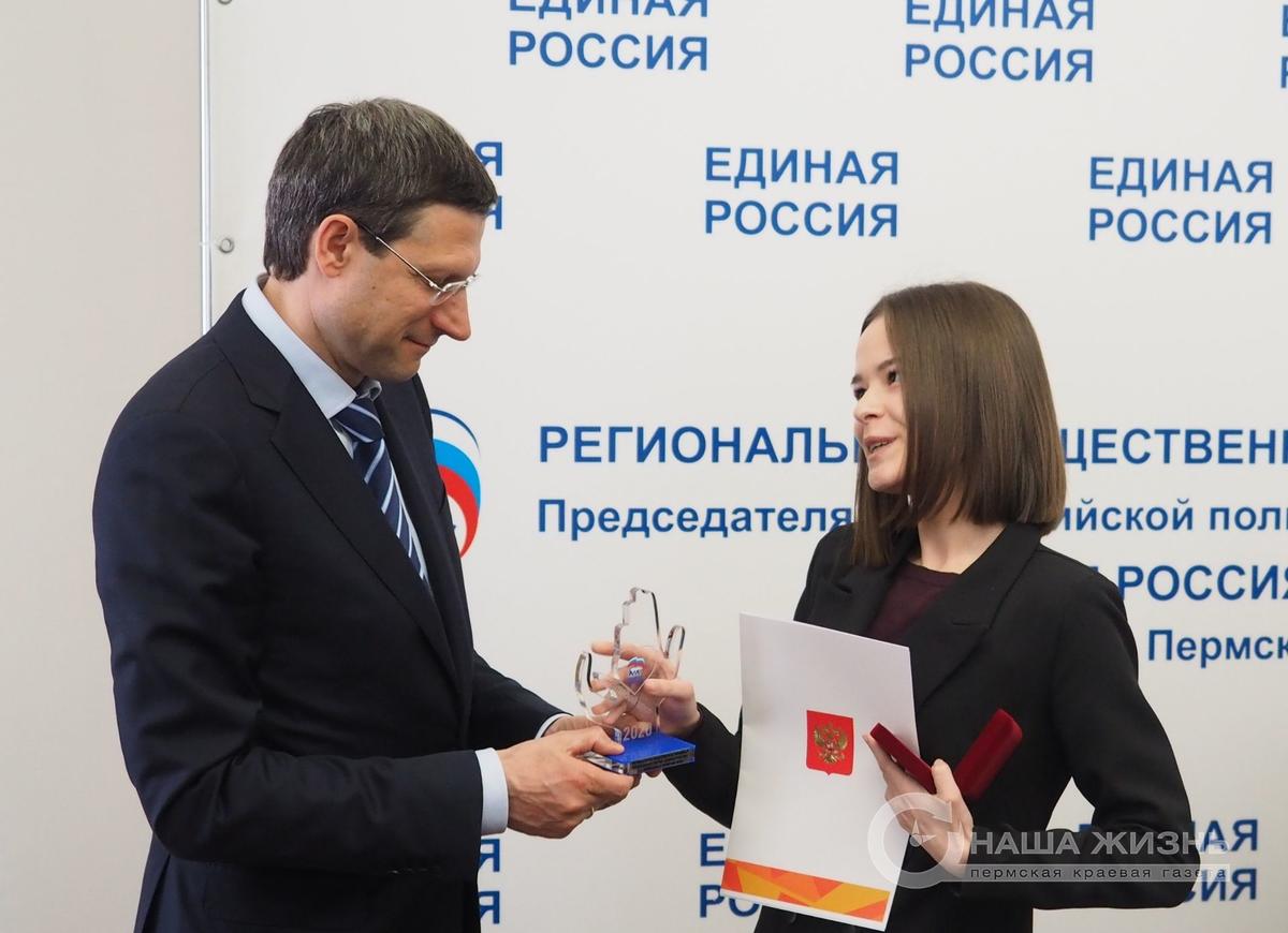Александр БОЙЧЕНКО вручает награду Марии Лекомцевой