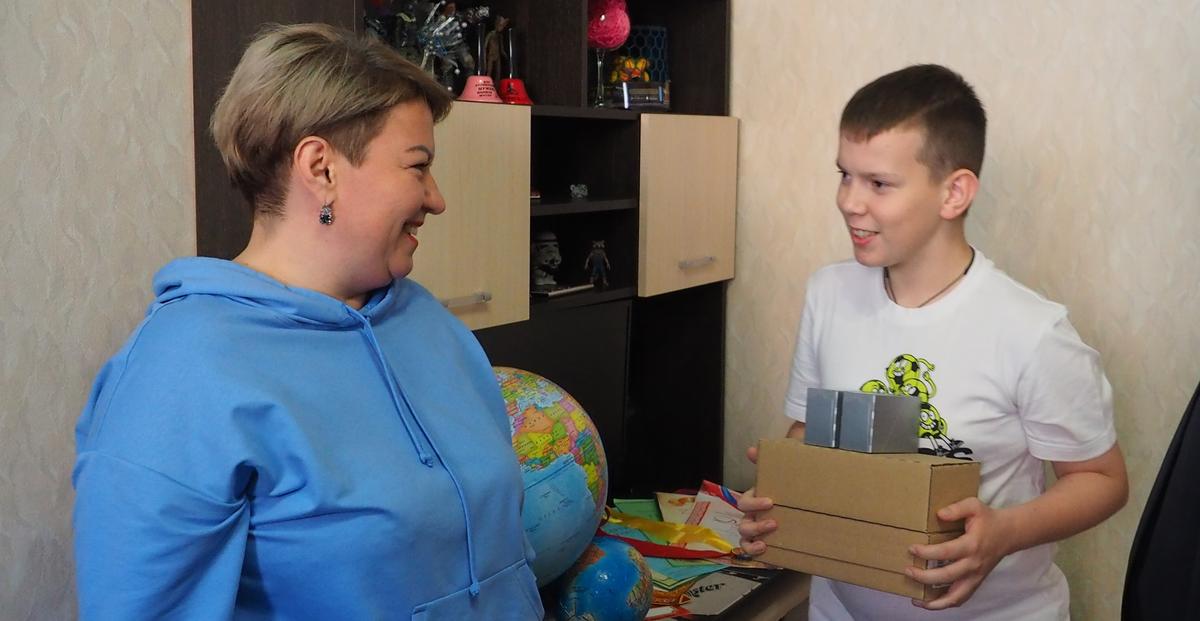 Александр Бойченко вручил семье Ставровых годовой запас батареек для слухового процессора
