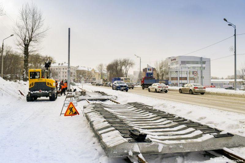 На улице Уральской начали укладывать новые трамвайные пути