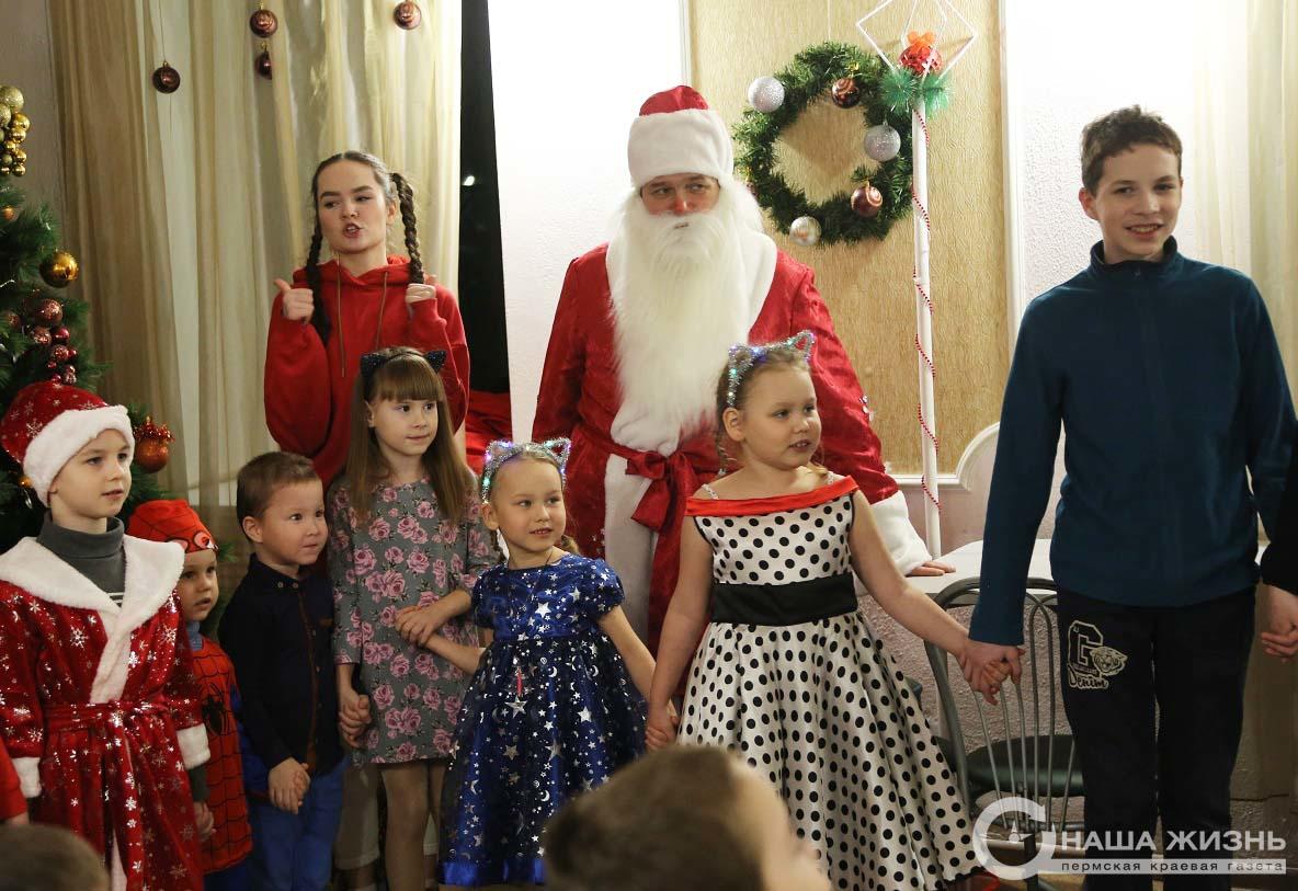 ​В Мотовилихинском районе прошло новогоднее представление для детей