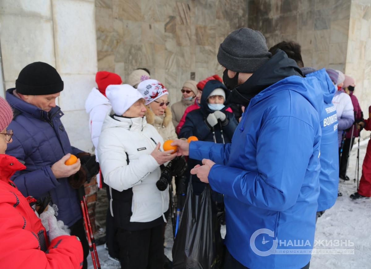 Волонтёры местного штаба раздали людям старшего поколения апельсины
