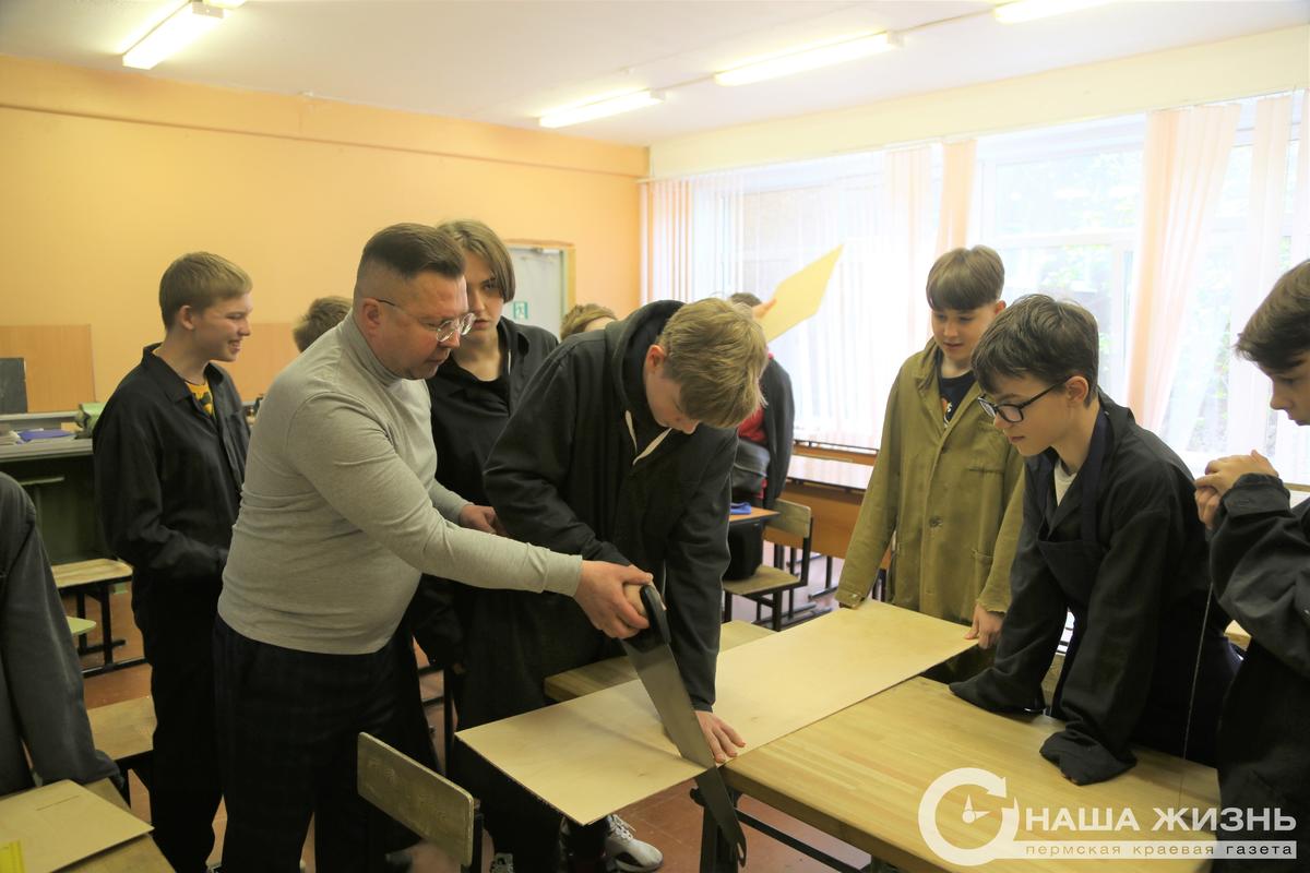 Школьники Мотовилихи изготовили транспаранты для «Бессмертного полка»