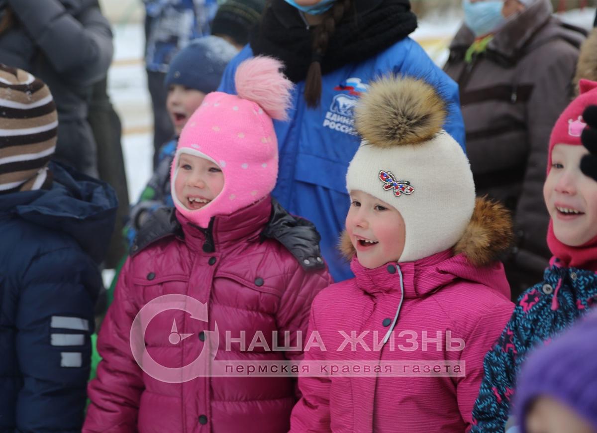 «Ура, Дед Мороз!»: в Мотовилихе прошли дворовые детские праздники