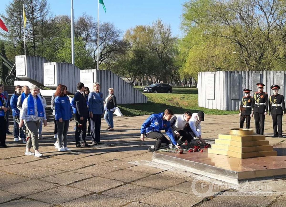 Члены местного отделения партии «Единая Россия» Мотовилихинского района вместе с активистами волонтёрского центра возложили цветы к памятнику Воину Освободителю 