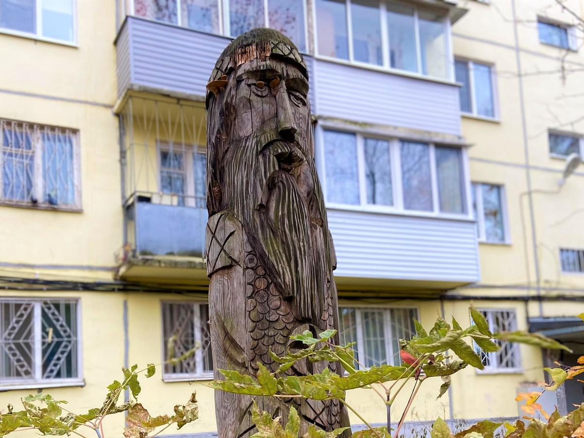 Деревянная скульптура по адресу ул. Крупской, 87 