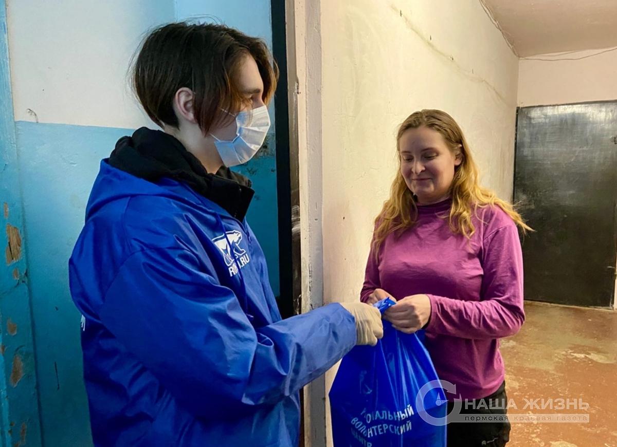 Добровольцы волонтерского центра Мотовилихи продолжают доставлять наборы бытовой химии 