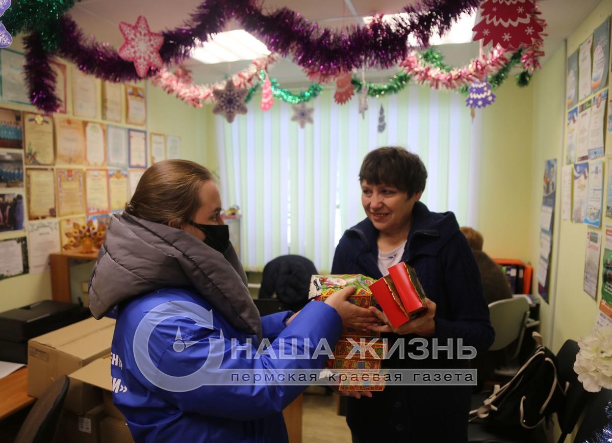 Волонтёры доставили 300 новогодних подарков Мотовилихинскому обществу инвалидов 