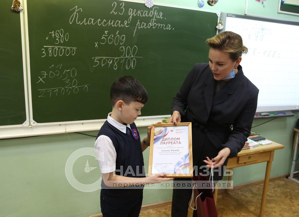 Елена Савельева вручает награду Матвею Сусенкову