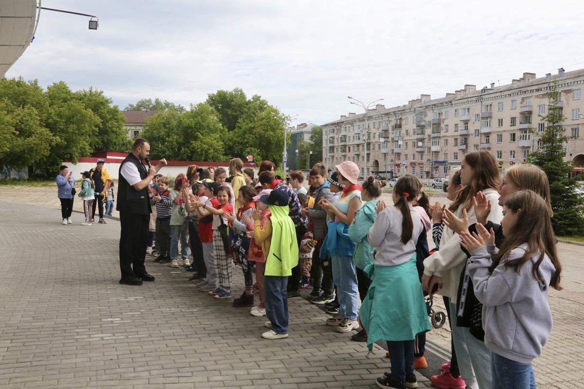 У Пермского цирка состоялось праздничное мероприятие, приуроченное ко Дню молодёжи 