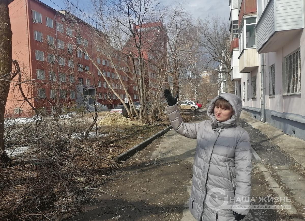 По просьбе жителей Мотовилихи вдоль дома кронировали деревья