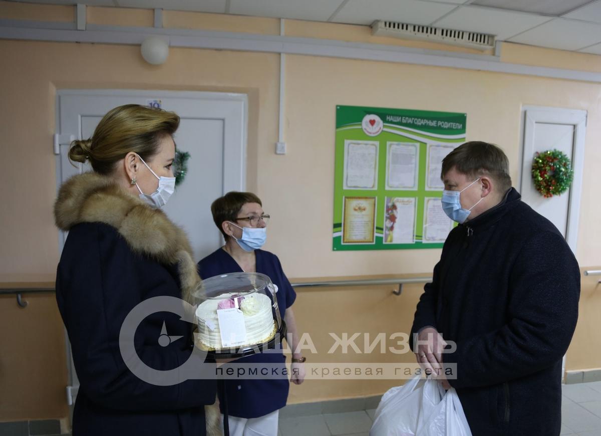 Волонтёры «Единой России» передали в детскую больницу №13 медицинские товары и кресла-мешки