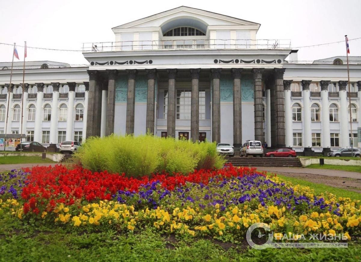 В Мотовилихе высаживают цветники в аллеях, скверах и вдоль улиц