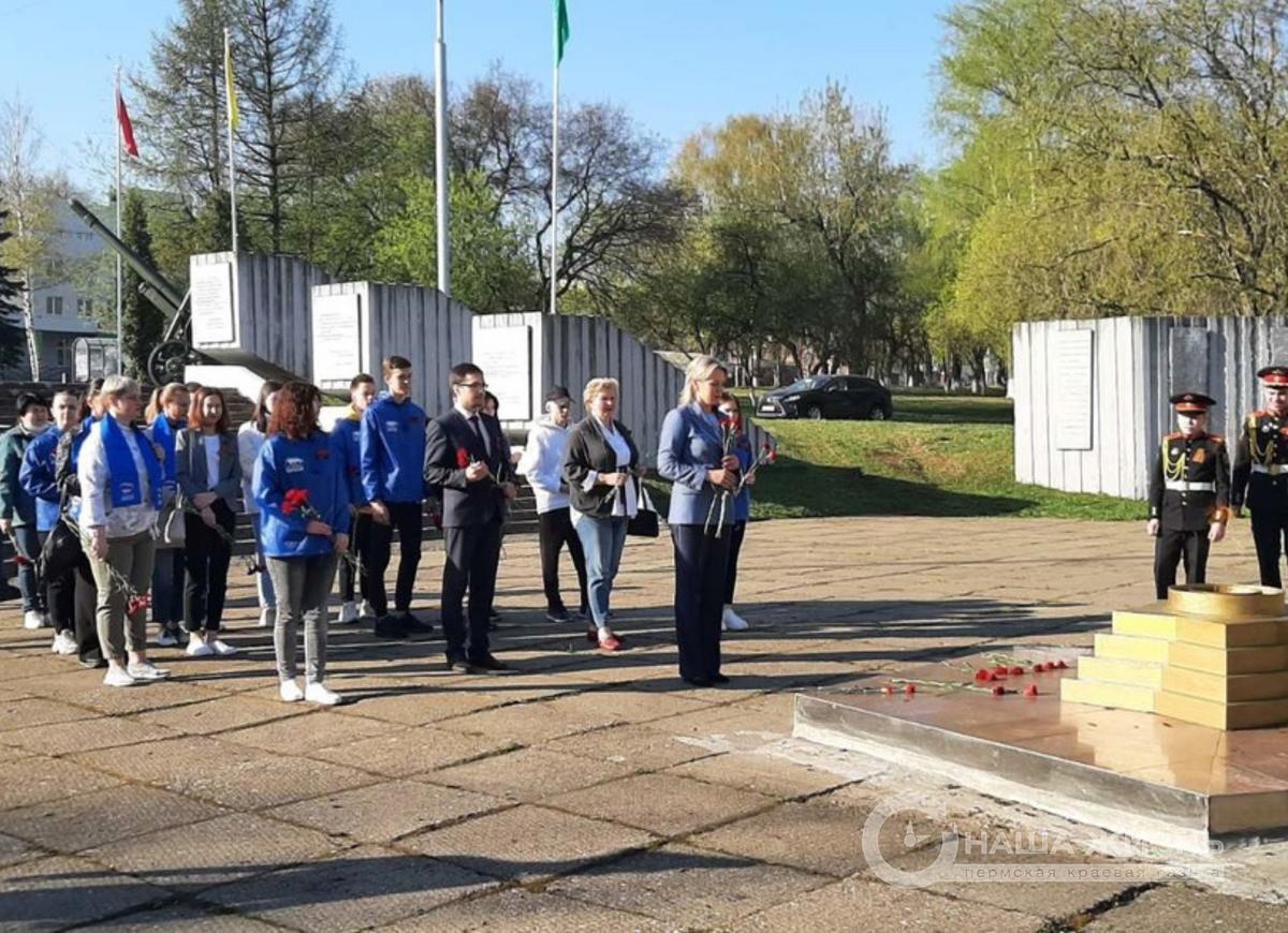 Члены местного отделения партии «Единая Россия» Мотовилихинского района вместе с активистами волонтёрского центра возложили цветы к памятнику Воину Освободителю 