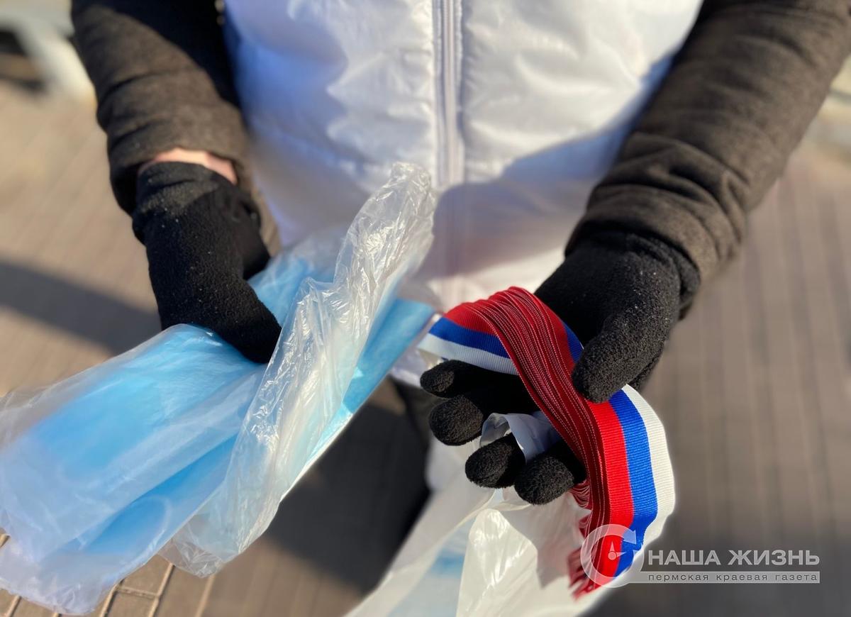 Волонтеры поздравили жителей Мотовилихинского района с днем народного единства