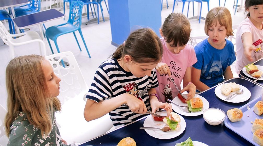 Какие продукты можно передать ребенку в летний лагерь? 