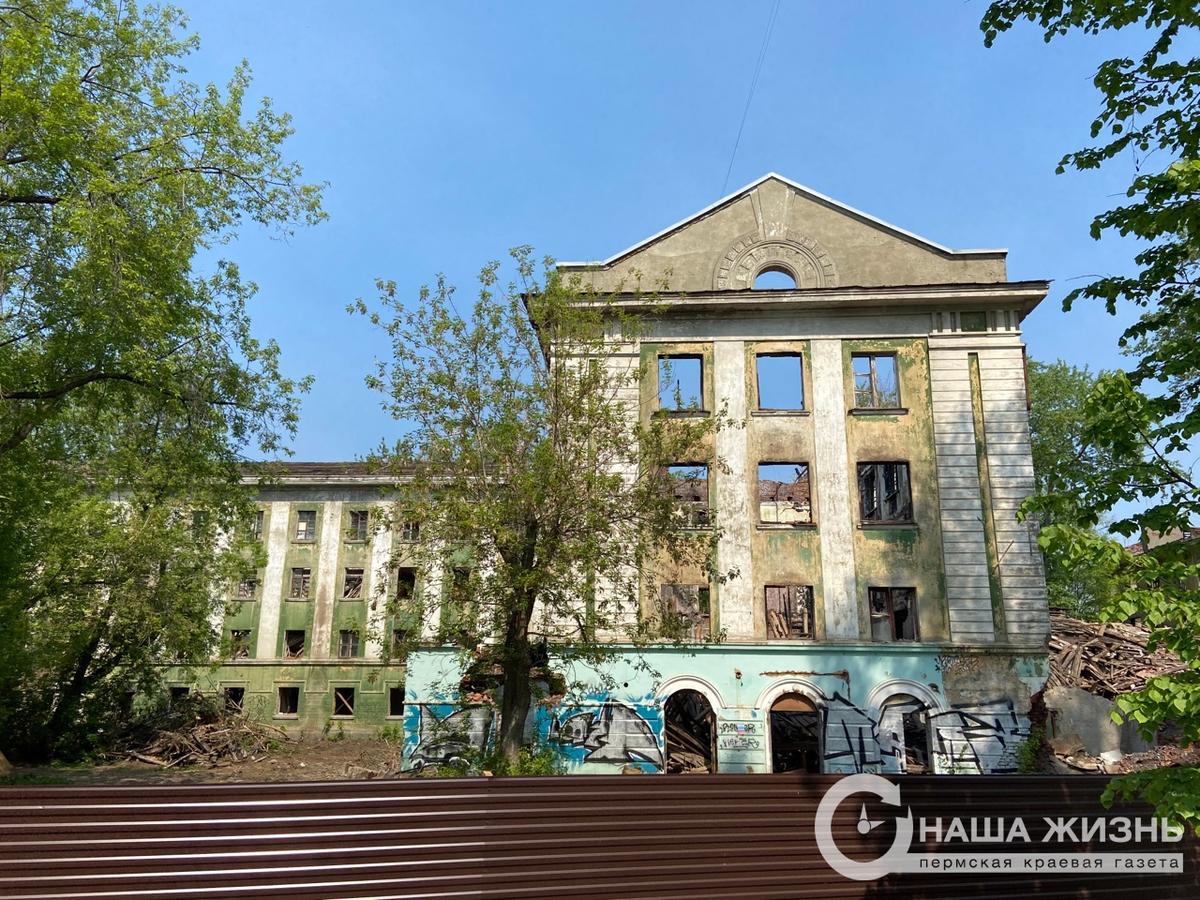 В Мотовилихе начались работы по демонтажу здания по ул. Уральской, 110  