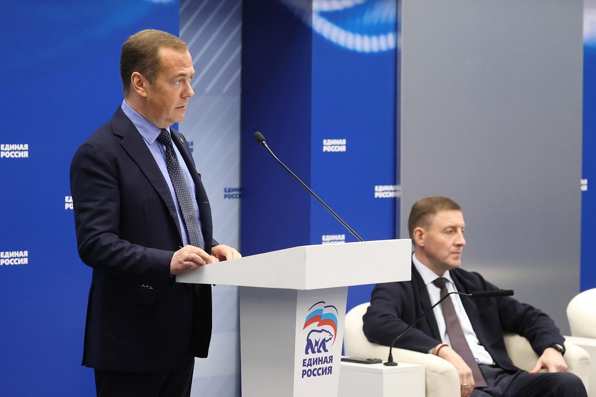 Дмитрий Медведев вручил сотрудникам приёмных из Прикамья благодарности за многолетний труд