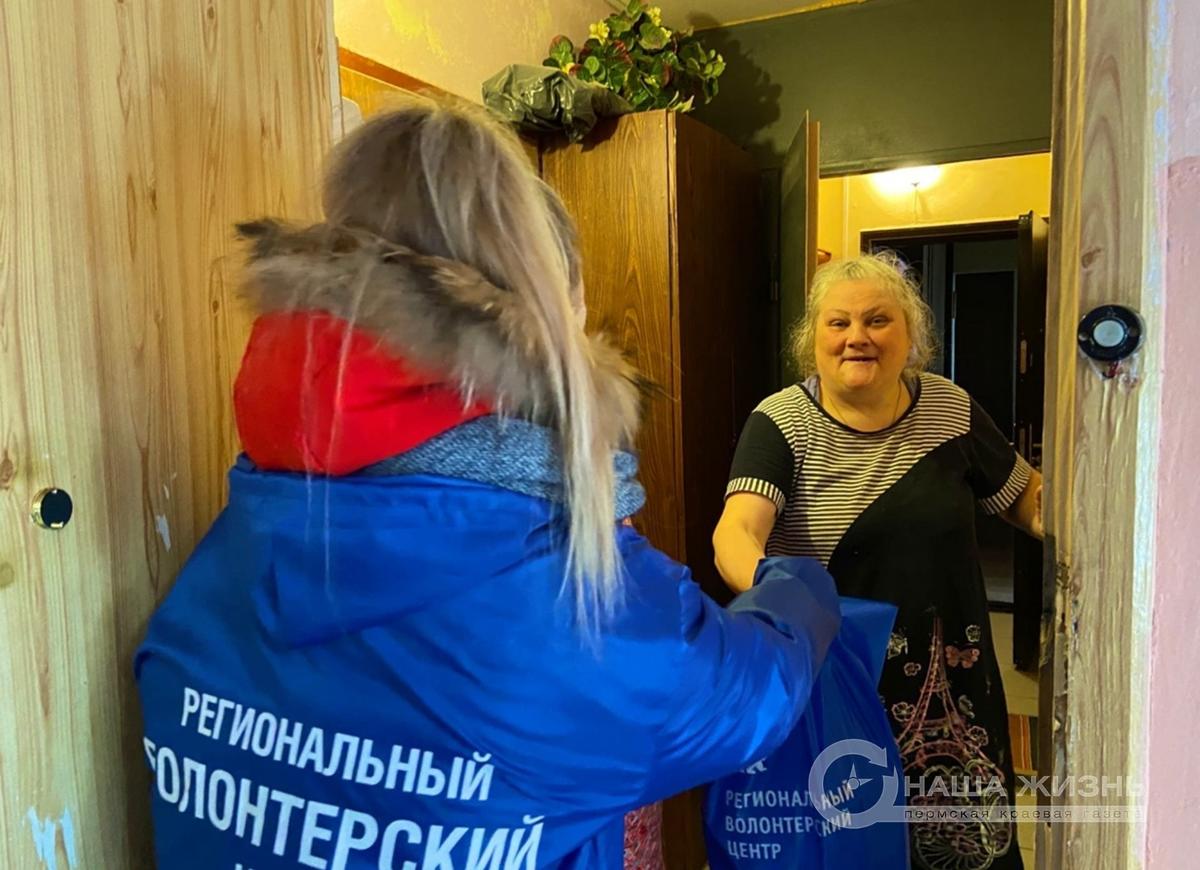 Добровольцы волонтерского центра Мотовилихи продолжают доставлять наборы бытовой химии 