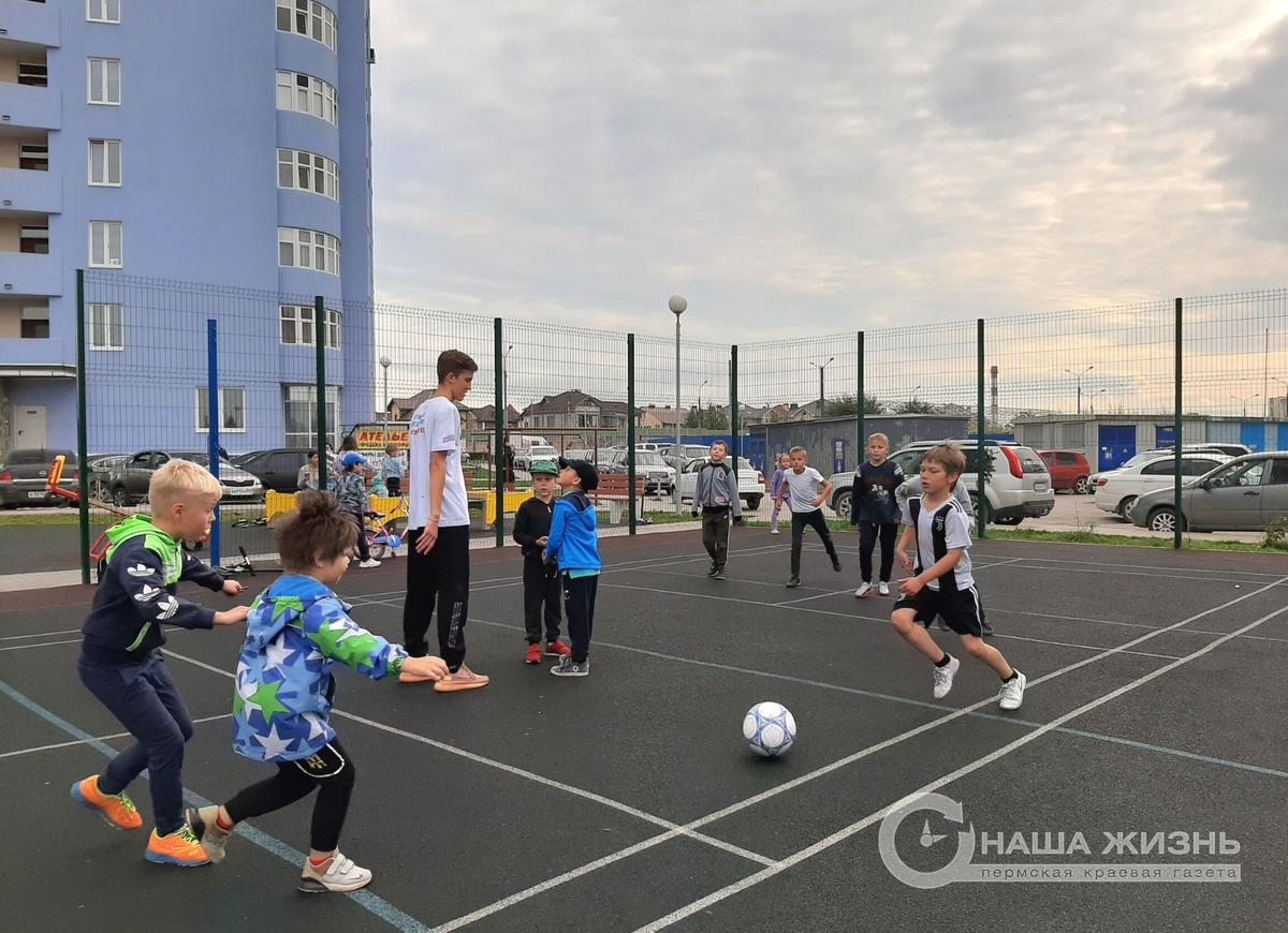 В Мотовилихе волонтёры снова начнут проводить досуговые занятия с детьми на мини-стадионах во дворах