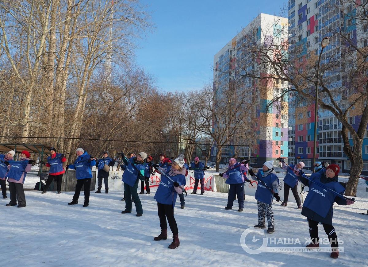 ​В Мотовилихе люди старшего поколения устроили «Снежный ленд-арт»