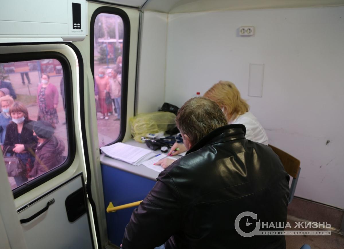 В Мотовилихе за месяц в мобильных пунктах вакцинации прививку от COVID-19 сделал 371 человек