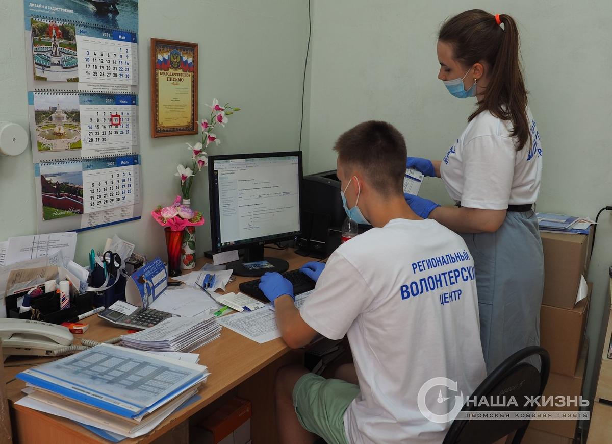 Волонтёры местного штаба продолжают помогать врачам поликлиники № 7