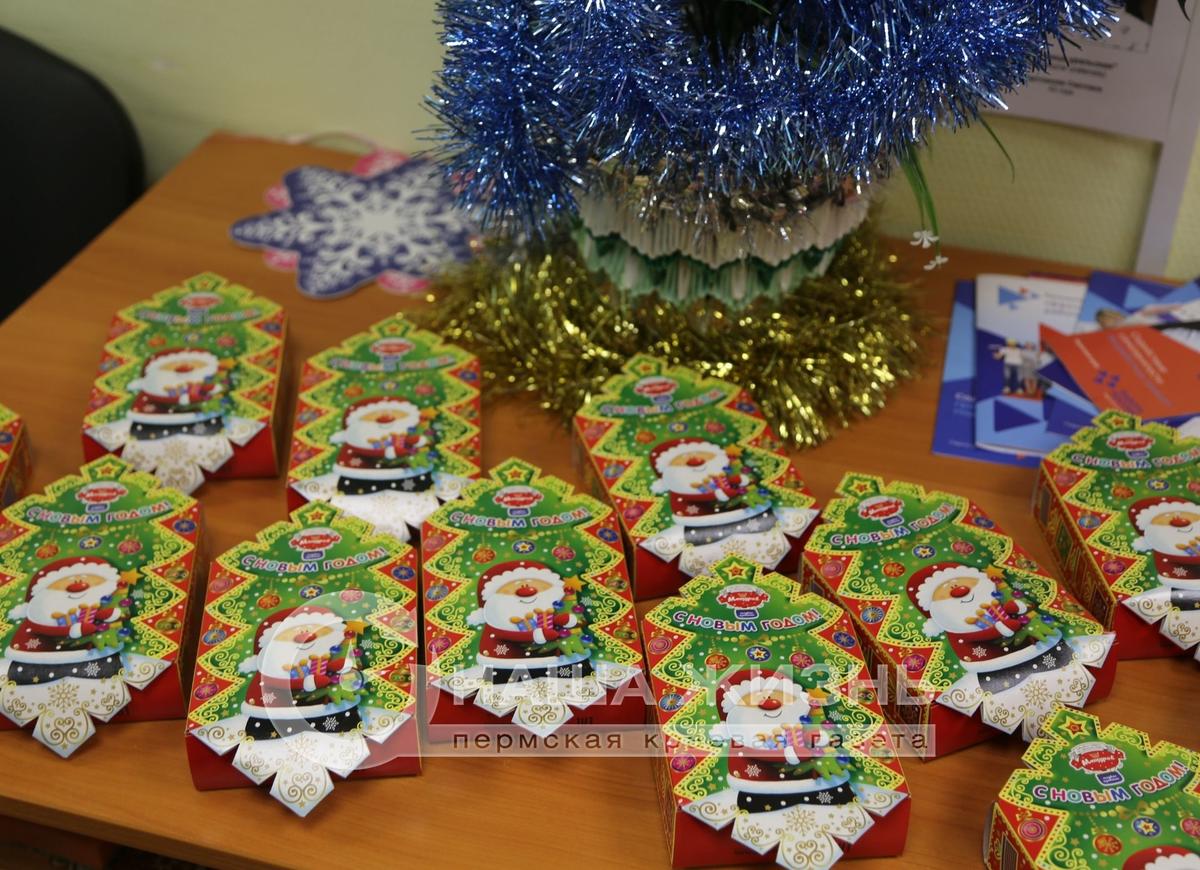 Волонтёры доставили 300 новогодних подарков Мотовилихинскому обществу инвалидов 