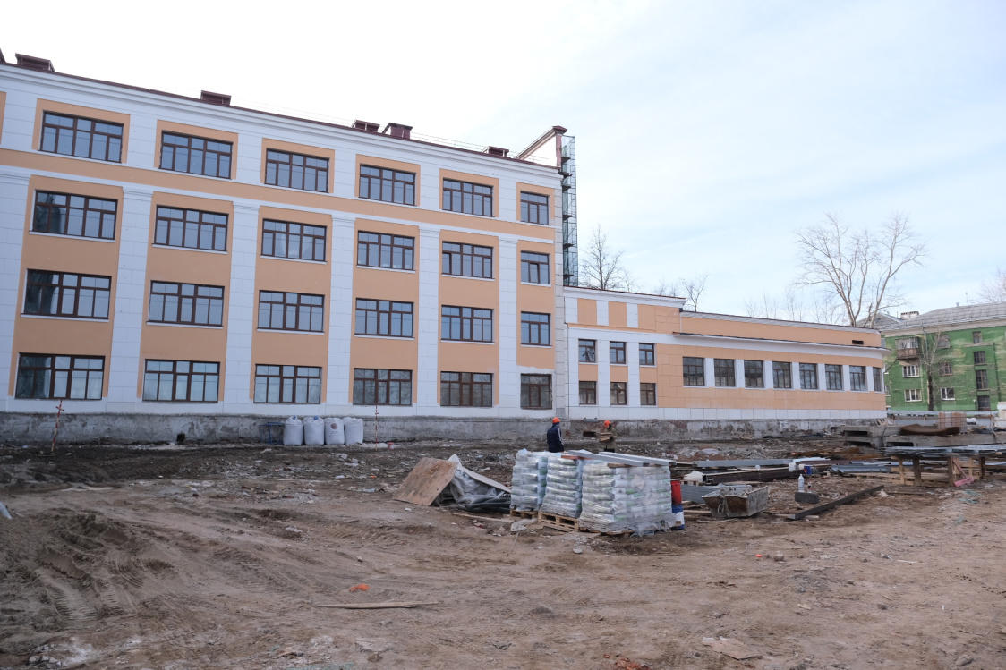 На стройплощадке колледжа им. Н.Г. Славянова начались подготовительные работы к благоустройству территории 