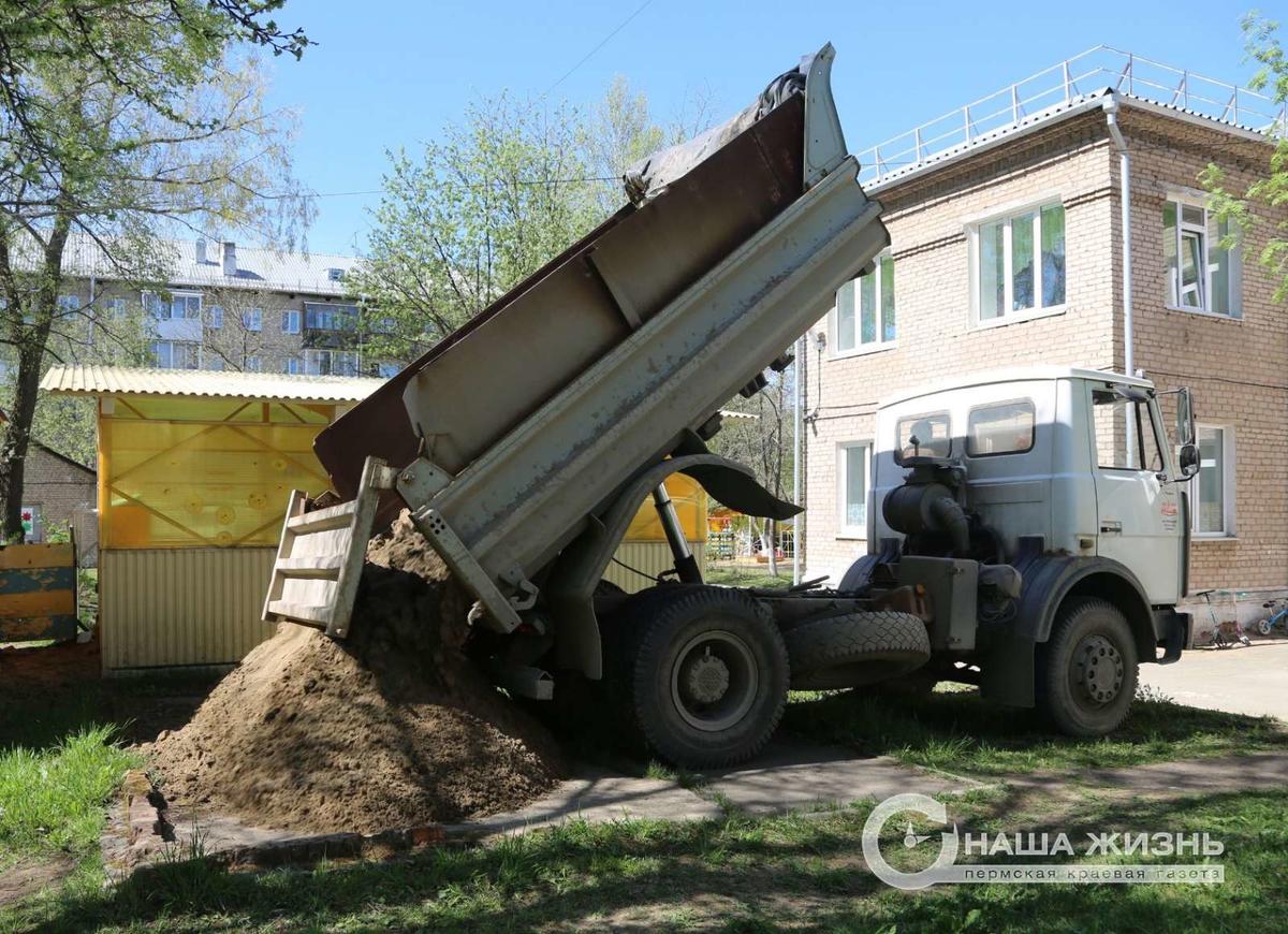 В детский сад Мотовилихи завезли землю для клумб и новый песок в песочницы 