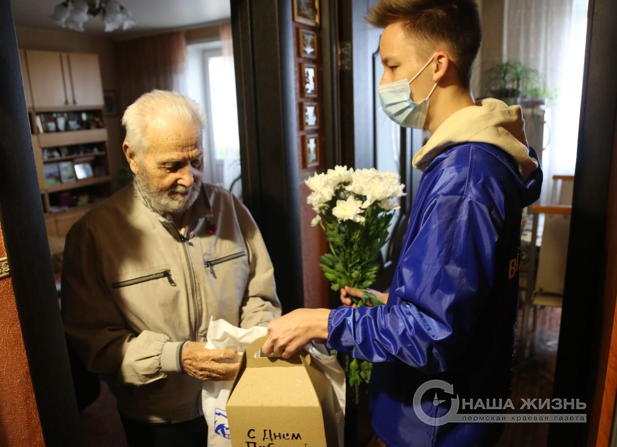 В Мотовилихе волонтёры поздравили ветеранов ВОВ и тружеников тыла с наступающим Днём Победы и доставили им цветы и продуктовые наборы