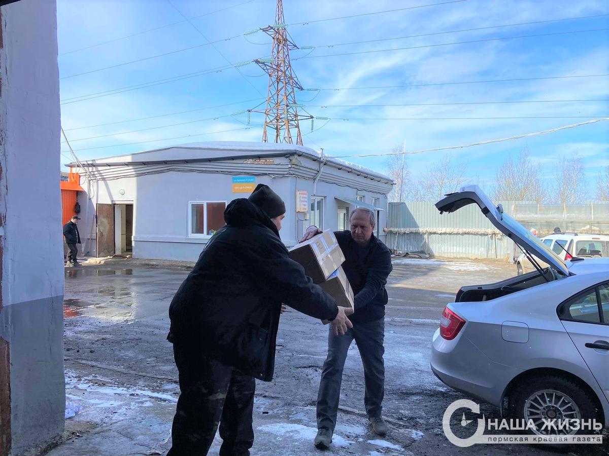 Жители Мотовилихинского района продолжают передавать посылки для участников СВО  