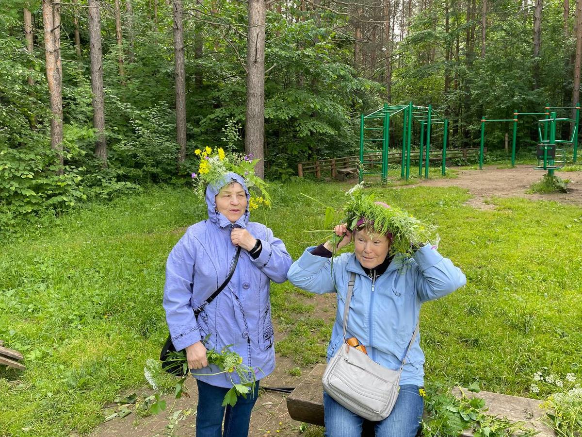 ​Жители старшего поколения Мотовилихи посетили экскурсию «Цветы наших троп»