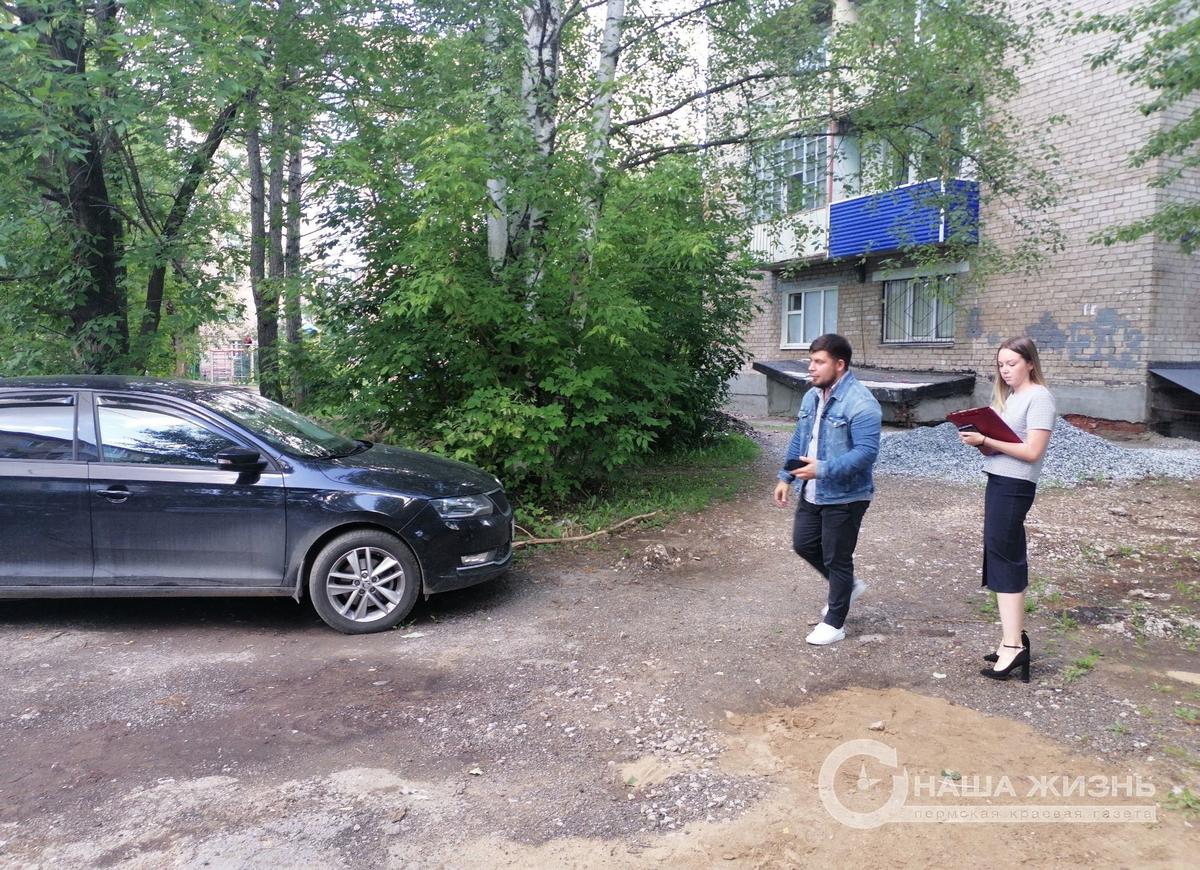 «Заезжают прямо на газон»: в Мотовилихе прошёл рейд по выявлению нарушителей правил парковки