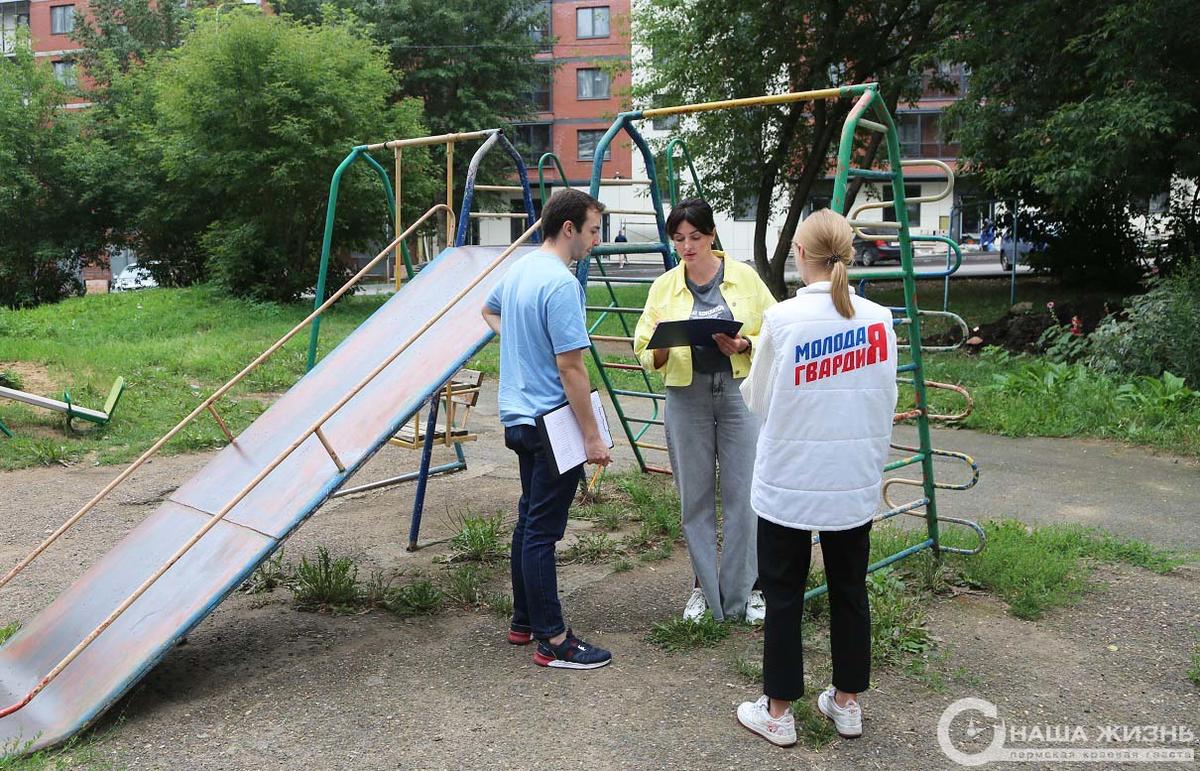 В Мотовилихинском районе проверили содержание спортивных и детских площадок