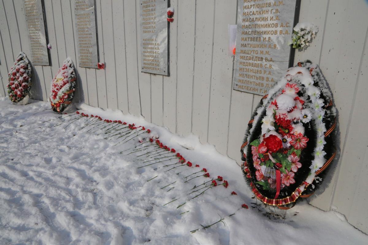 В Мотовилихе возложили цветы к памятнику Воину-освободителю  