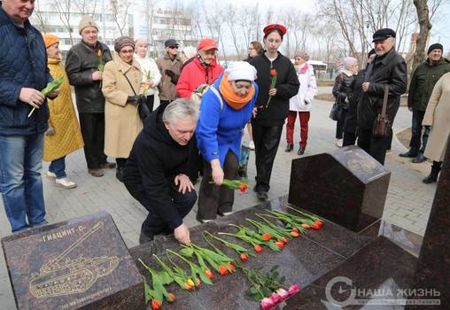 Жители Мотовилихи возложили цветы к памятнику Юрию Калачникову