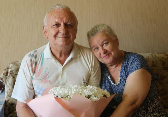 «Наш секрет – любить друг друга»: в Мотовилихе поздравили «золотых» юбиляров с Днём семьи, любви и верности