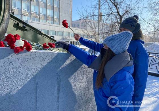 ​Члены местного отделения партии «Единая Россия» Мотовилихинского района вместе с добровольцами Регионального волонтёрского центра возложили цветы к памятнику «Пушка»