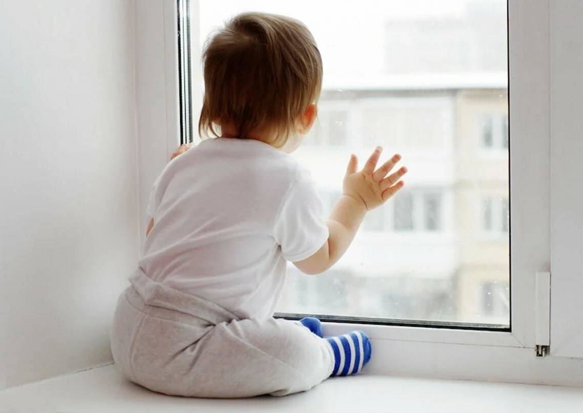 Как обезопасить ребёнка от падения из окна?  