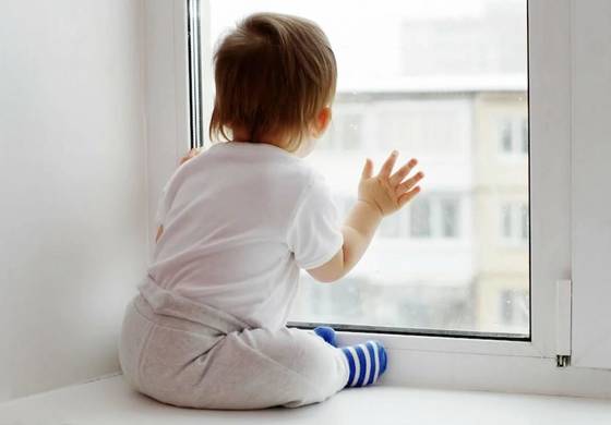 Как обезопасить ребёнка от падения из окна?  