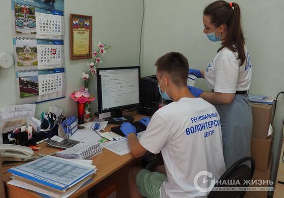 Волонтёры местного штаба продолжают помогать врачам поликлиники № 7