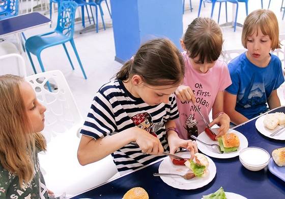 Какие продукты можно передать ребенку в летний лагерь? 