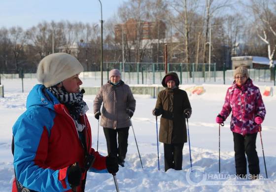 «Нам не страшен мороз»: в Мотовилихе всё больше людей старшего поколения присоединяются к занятиям скандинавской ходьбой