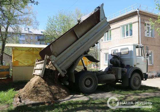 В детский сад Мотовилихи завезли землю для клумб и новый песок в песочницы 