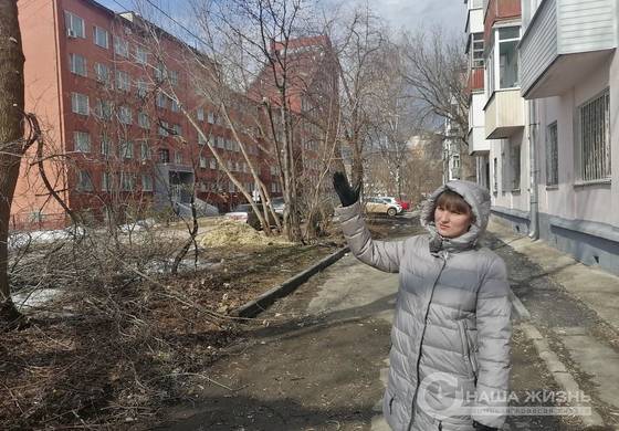 По просьбе жителей Мотовилихи вдоль дома кронировали деревья